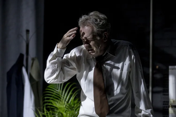 Mirosław Baka w spektaklu "Śmierć komiwojażera" w Teatrze Wybrzeże.