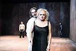 Katarzyna Figura jako Fedra na deskach Teatru Wybrzeże.

 