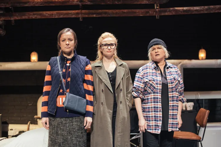 Katarzynę Figurę w tym roku będzie można zobaczyć na deskach Teatru Wybrzeże, w tym w przygotowywanym spektaklu "Emigrantki".

 