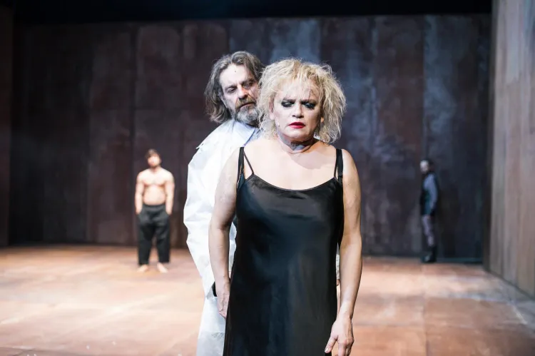 Katarzyna Figura jako Fedra na deskach Teatru Wybrzeże.

 