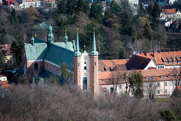 Katedra oliwska i budynki dawnego klasztoru cystersów widziane z Pachołka.