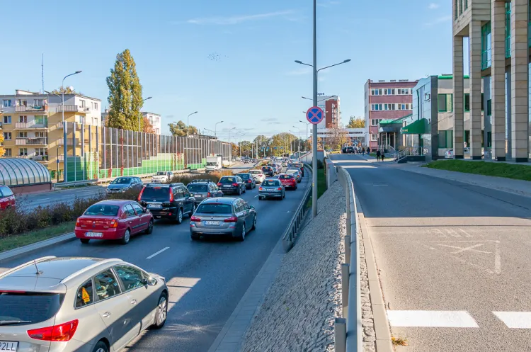 Mury oporowe, skarpy, ekrany akustyczne, drogi serwisowe i wąskie chodniki. Błędy popełnione na miejskim odcinku Trasy Słowackiego mają się już więcej nie powtórzyć dzięki GSUM.