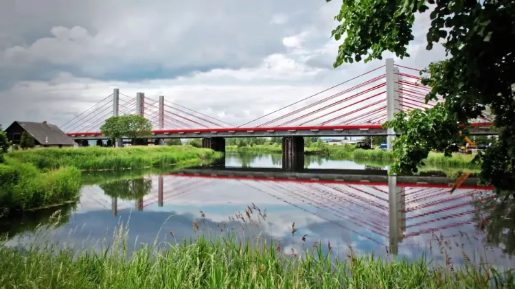 Charakterystyczny most nad Motławą w ciągu Południowej Obwodnicy Gdańska, której budowa kosztowała ok. 1,2 mld zł. 