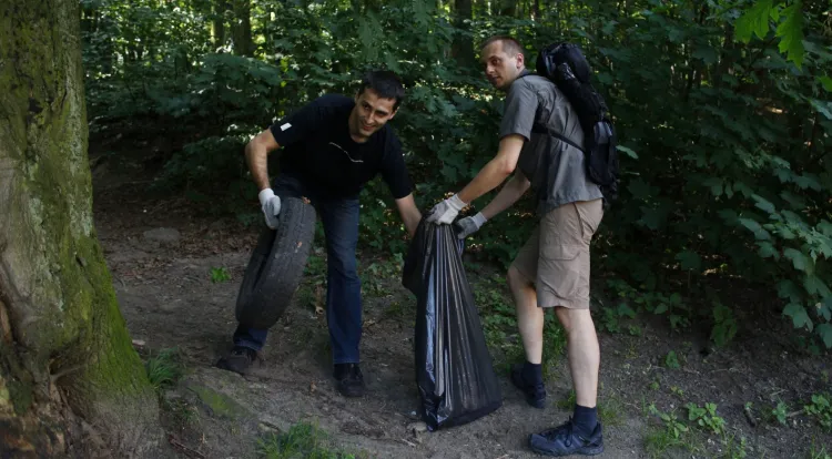 Podczas ostatniej akcji w olwiskich lasach znaleziono setki butelek, opony i inne śmieci.