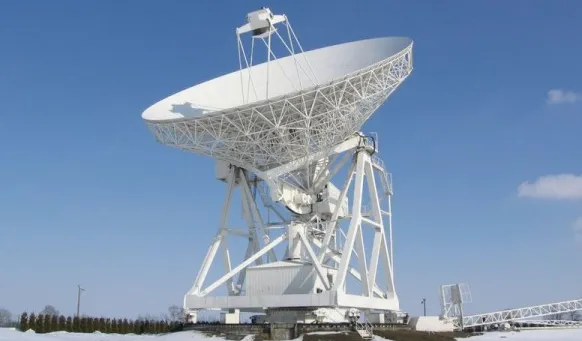 Obecnie największy w Polsce radioteleskop o średnicy 32 metrów stoi w Piwnicach koło Torunia. Największy na świecie znajdujący się w obserwatorium Arecibo w Portoryko ma 305 m średnicy.