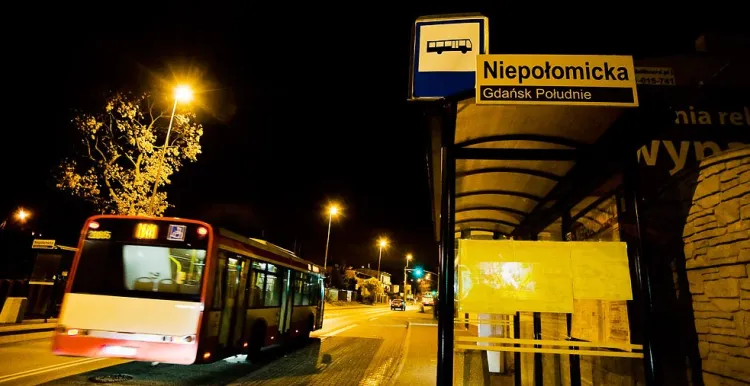 Wielu mieszkańców dzielnic południowych do przystanków autobusów nocnych linii musi iść nawet kilka kilometrów.