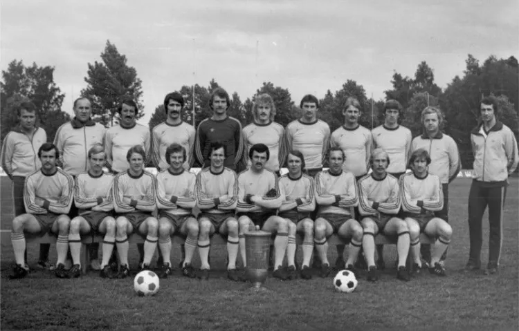 Arka Gdynia, zdobywcy Pucharu Polski z 1979 roku, Franciszek Bochentyn drugi z prawej w dolnym rzędzie. 