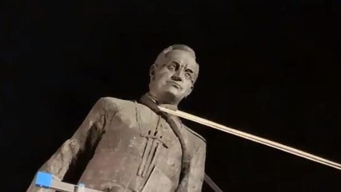 Kadry z filmu zamieszczonego przez dziennikarza Tomasza Sekielskiego, który był świadkiem obalenia pomnika ks. Jankowskiego.