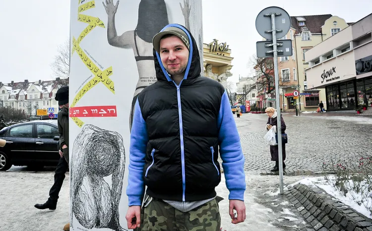 Jacek Wielebski jest założycielem stowarzyszenia Traffic Design, które pozytywnie zmienia przestrzeń Gdyni i jest wspierane przez miasto. Jednak na gdyńskich murach pojawiają się także graffiti sygnowane jego artystycznym pseudonimem Jay Pop.