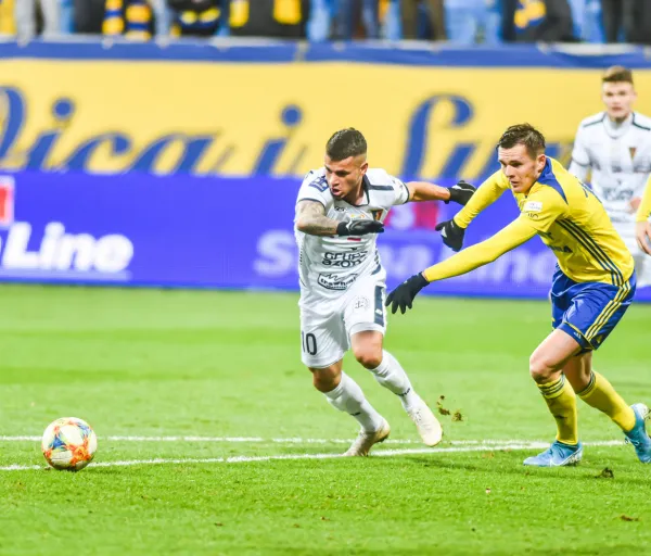 Adam Deja potrafi strzelać gole Pogoni w Szczecinie. W ekstraklasie zdobył bramkę wiosną 2019 roku w zremisowany meczu 3:3. Teraz po jego trafieniu Arka Gdynia prowadziła 2:0, ale nie utrzymała do końca prowadzenia.