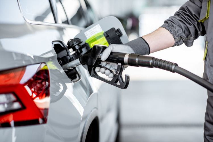 Eksperci ostrzegają, że podatek od sprzedaży detalicznej obejmuje nie tylko duże sieci handlowe, ale również sieci stacji paliw i może doprowadzić do wzrostu cen benzyny i oleju napędowego.