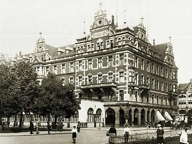 Hotel Danziger Hof (pol. Gdański Dwór) został zniszczony pod koniec II wojny światowej, jego ruiny zostały wyburzone w pierwszych latach powojennych. Obecnie w miejscu hotelu znajduje się tzw. budynek LOT-u.