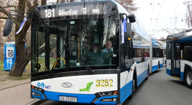 Przegubowe trolejbusy dzięki baterii mogą przejechać nawet 40 km bez trakcji.