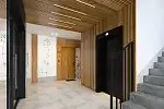 Drewno i roślinne motywy w częściach wspólnych nawiązują do otoczenia budynków. 