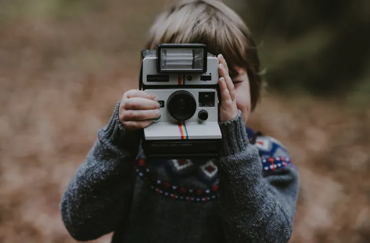 Przez wiele lat firma Polaroid była jedynym producentem tego typu aparatów. W latach 80. na rynku pojawił się konkurencyjny produkt od Fujifilm, a w następnej dekadzie wprowadzono znany dziś model - Instax.