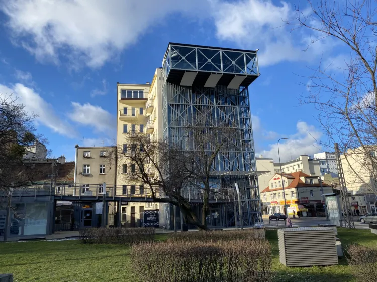 W najbliższych miesiącach rozpocznie się rozbiórka wieży widokowej stojącej przy Infoboksie w centrum Gdyni. Zostanie odtworzona, gdy w tym miejscu powstanie nowy biurowiec. 