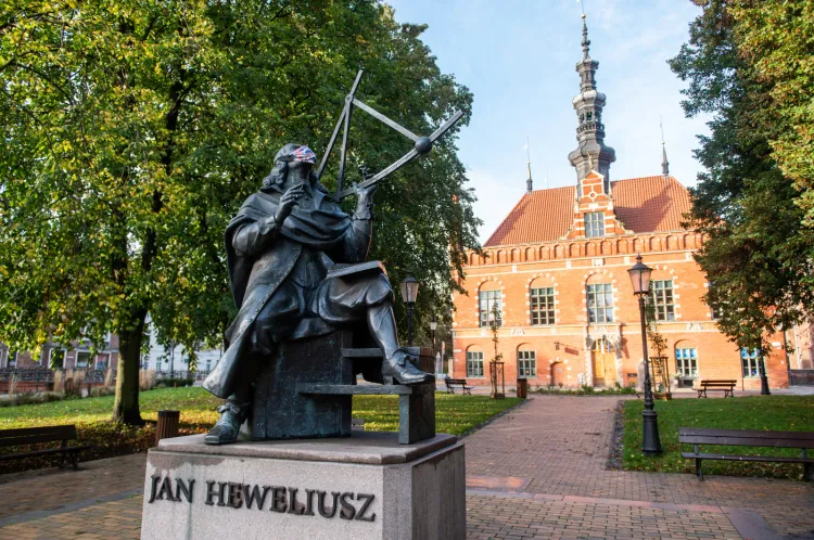 Jan Heweliusz urodził się 28 stycznia 1611 roku przy dzisiejszej ul. Korzennej 53 w Gdańsku. Był wybitnym astronomem, pochodzącym z rodziny Hevelke. Uznawany jest za twórcę nowożytnej selenografii. Studiował w Anglii i Francji, a w 1634 roku wrócił do Gdańska, gdzie urządził obserwatorium astronomiczne. Od 1651 roku do 1661 roku był głównym rajcą Starego Miasta w Radzie Miejskiej Gdańska. Od 1664 roku był również członkiem Royal Society.
