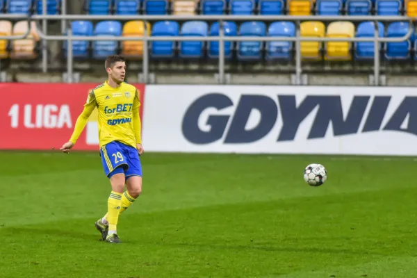 Gdynia z tytułu promocji w pierwszym półroczu 2021 roku przekaże piłkarskiej Arce Gdynia 2,3 mln zł. Na zdjęciu Michał Marcjanik, wychowanek SI Arka. 