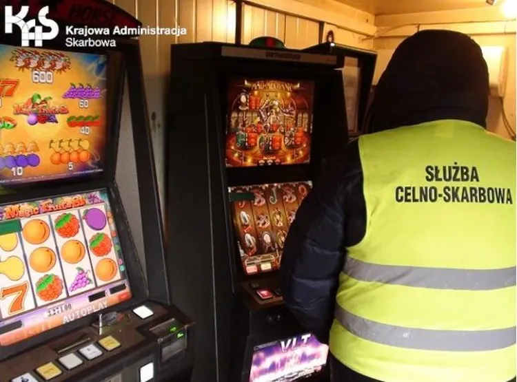 Tylko w 2020 r. funkcjonariusze Pomorskiego Urzędu Celno-Skarbowego przeprowadzili w Gdańsku 36 kontroli z zakresu zwalczania nielegalnego urządzania gier na automatach. W wyniku tych działań zabezpieczono łącznie 232 nielegalne urządzenia o wartości blisko 3 mln zł.