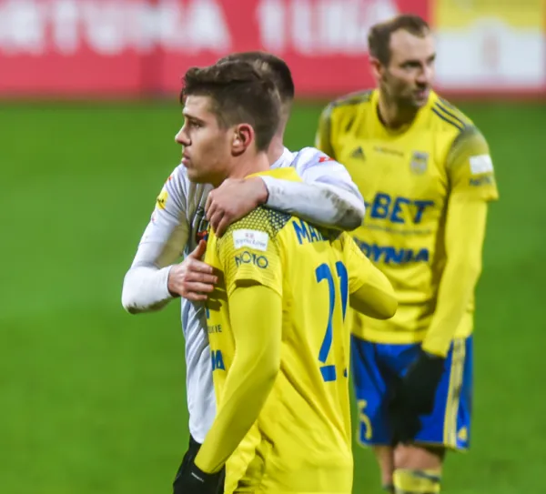 Michał Marcjanik, środkowy obrońca Arki Gdynia strzelił dwa gole w ciągu 4 minut i ustalił wynik sparingu z Olimpią Elbląg na 4:0.
