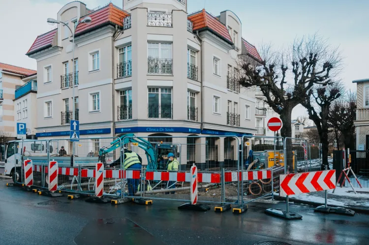 Obecnie na placu budowy trwają prace związane przede wszystkim z usunięciem dotychczasowej nawierzchni.