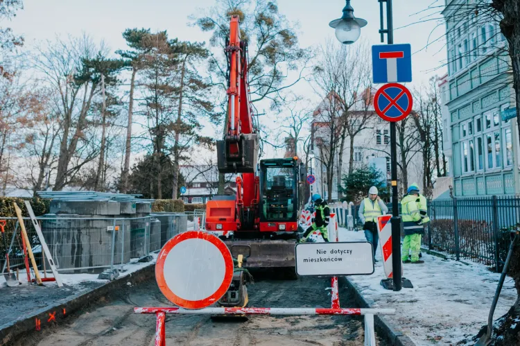 Obecnie na placu budowy trwają prace związane przede wszystkim z usunięciem dotychczasowej nawierzchni.