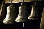 Carillon to zespół co najmniej 23 dużych dzwonów wieżowych, na których można grać ręcznie, przy pomocy klawiatury połączonej systemem drutów i przekładni z sercami dzwonów.