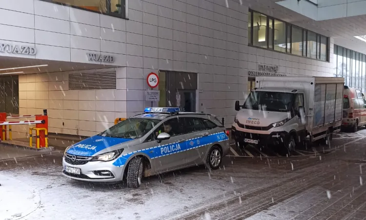 Policjanci pilotowali taksówkę aż do szpitala. Kobieta bezpiecznie trafiła pod opiekę medyków.