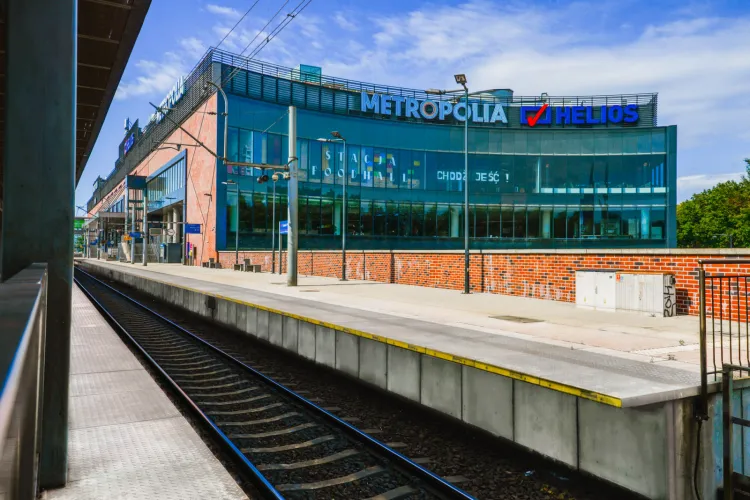 Niewątpliwą zaletą Galerii Metropolia jest jej usytuowanie w centrum Wrzeszcza, bezpośrednie wejście z dworca PKP, duży parking i możliwość skorzystania z szeregu usług w jednym miejscu.