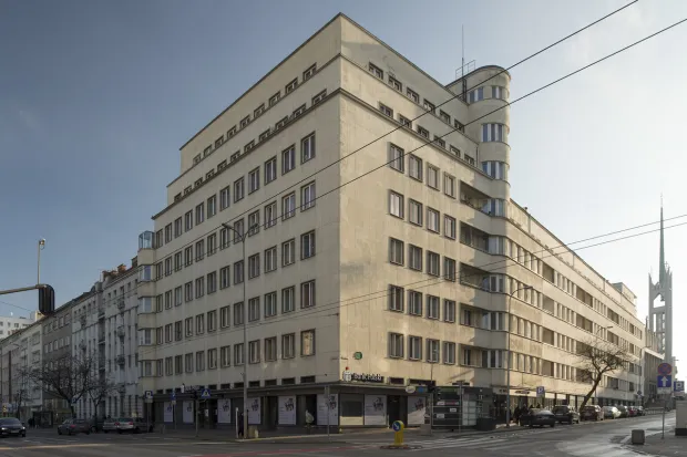 Budynek przy ul. 3 Maja 27-31 to jeden z czołowych przykładów gdyńskiego modernizmu, który był ostatnio modernizowany. 