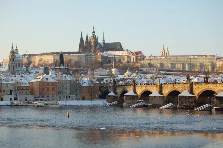 Polacy często odwiedzają stolicę Czech.