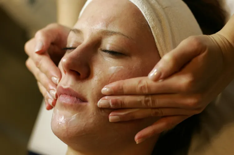 Zabiegi w gabinecie dermatologii estetycznej pomogą odzyskać zdrowy i promienny wygląd.