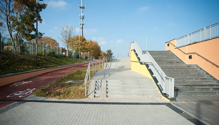 Schody przy tunelu wiodącym do hali widowiskowo-sportowej na granicy Gdańska i Sopotu.