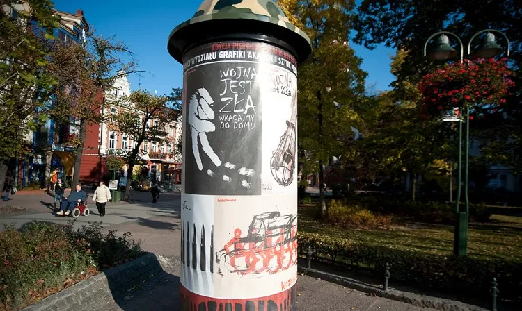 Zaangażowane społecznie plakaty studentów Jacka Staniszewskiego można zobaczyć na słupie, który stoi na górze Monciaka przy kościele św. Jerzego.