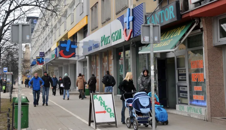 - Bezpieczeństwo korzystania z kantorów internetowych jest mniejsze niż w przypadku tradycyjnych kantorów, czy banku i przypadków oszustwa wykluczyć się nie da - twierdzą eksperci. 