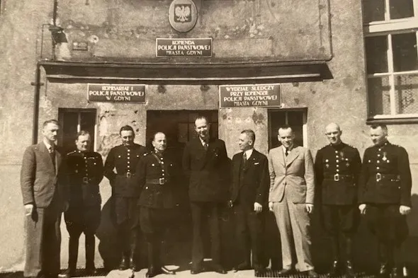 Przed wojną Jan Balicki (trzeci od prawej) był m.in. naczelnikiem Wydziału Śledczego gdyńskiej policji.