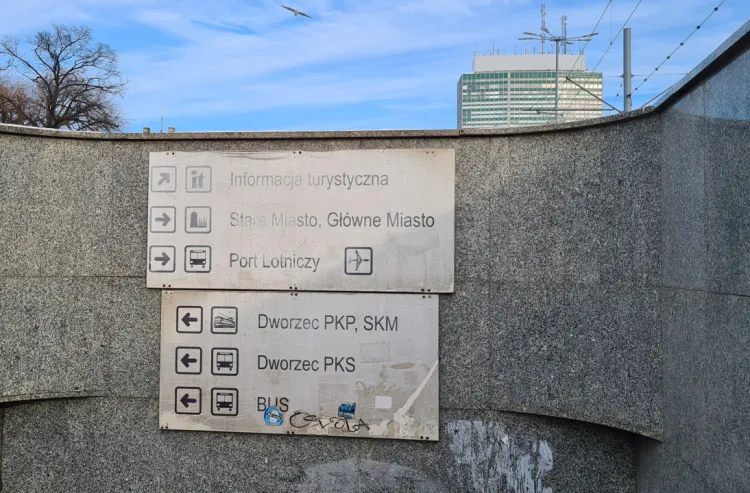 Wygląd tablic informacji pasażerskiej w centrum Gdańska pozostawia wiele do życzenia. Po naszej interwencji tablice zostaną wymienione na nowe.