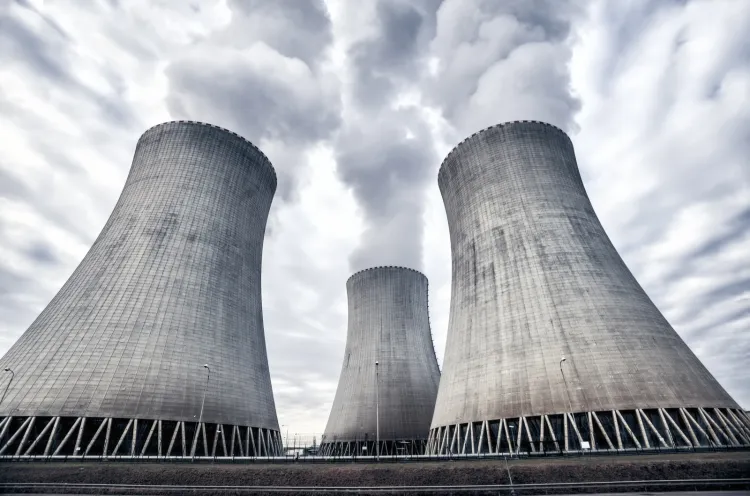 Według planów z 2005 r. pierwszy blok energetyczny miał być gotowy w... 2020 r. Dziś mamy 2021 r. i wciąż nie wybraliśmy lokalizacji elektrowni jądrowej w Polsce. 