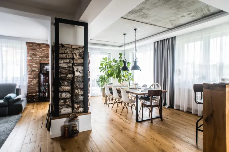 W domu w Gdyni eklektyzm opiera się na połączeniu stylu industrialnego ze skandynawskim. 