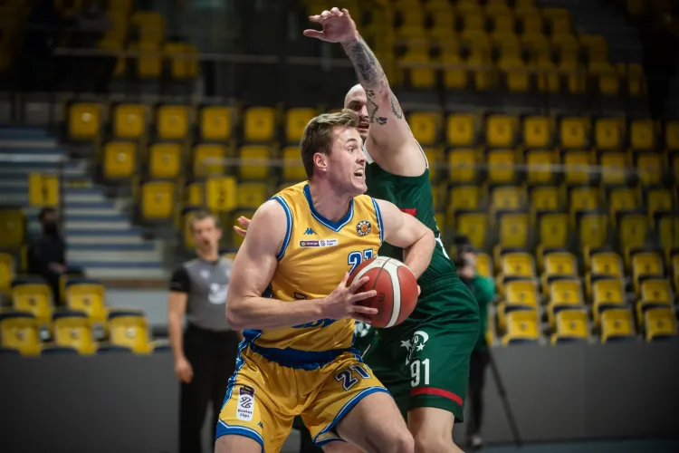 Asseco Arka nie zdołała sięgnąć po drugie z rzędu zwycięstwo w Energa Basket Lidze. Na zdjęciu Mikołaj Witliński, zdobywca 14 pkt w meczu z Polskim Cukrem.