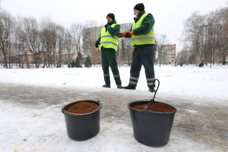 We Lwowie fusy z kawy wykorzystywane są do posypywania chodników. Ten pomysł spodobał się w Trójmieście.