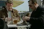 W letnim ogródku przy sopockim molo rybę zajadali porucznicy Borewicz (Bronisław Cieślak) i Zubek (Zdzisław Kozień).