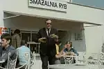 W letnim ogródku przy sopockim molo rybę zajadali porucznicy Borewicz (Bronisław Cieślak) i Zubek (Zdzisław Kozień).