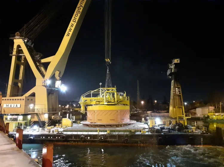 Nowa boja cumowniczo-przelewowa została wyładowana na nabrzeżu portowym spółki Lotos Petrobaltic.