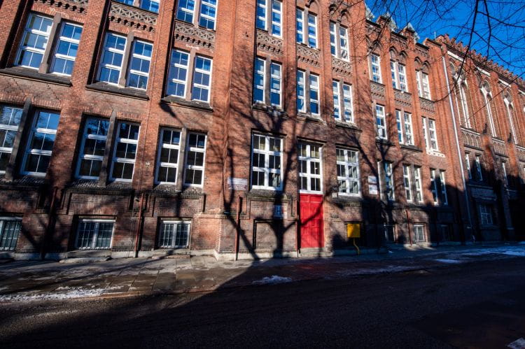 Najlepszą szkołą podstawową jest Gdańska Autonomiczna Szkoła Podstawowa, która w ciągu dwóch lat osiągnęła najwyższą średnią ze wszystkich przedmiotów na egzaminie.