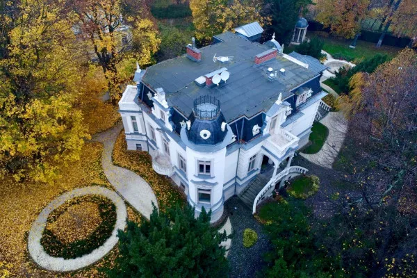 Przez kilka lat w Willi Hestia mieścił się prestiżowy hotel wraz z restauracją, którą zarządzała Magda Gessler.