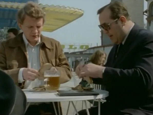 W letnim ogródku przy sopockim molo rybę zajadali porucznicy Borewicz (Bronisław Cieślak) i Zubek (Zdzisław Kozień).