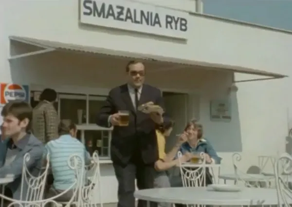 W letnim ogródku przy sopockim molo rybę zajadali porucznicy Borewicz (Bronisław Cieślak) i Zubek (Zdzisław Kozień).