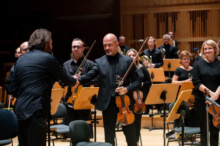 Robert Kwiatkowski na co dzień pełni funkcję koncertmistrza Orkiestry Polskiej Filharmonii Bałtyckiej. Podczas piątkowego koncertu zaprezentuje się w podwójnej roli - solisty i dyrygenta. 