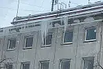 Sople zwisające z dachu budynku przy ul. Żeromskiego w Gdyni.